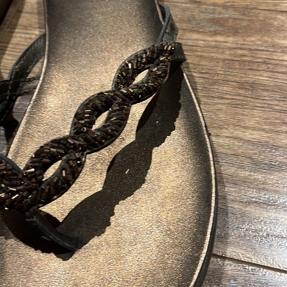 Kenneth Cole Reaction beaded thong sandals - Picture 5 of 10